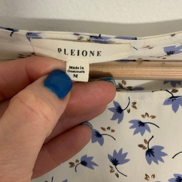 Pleione‎ Floral Blouse size medium - Picture 2 of 5